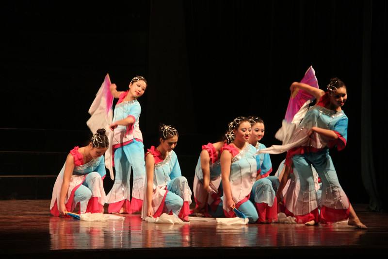 成都幼師學校校內(nèi)舞蹈表演