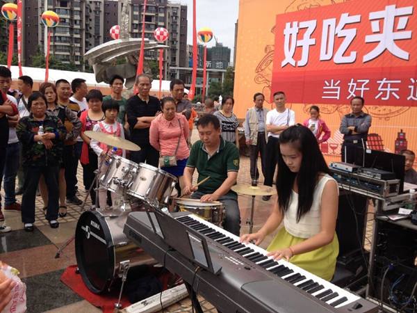 成都幼兒師范學校校內(nèi)鋼琴表演