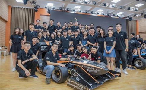 汽車銷售專業(yè)就業(yè)學(xué)子合影