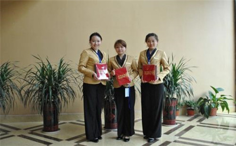 酒店旅游管理優(yōu)秀就業(yè)學(xué)長(zhǎng)獲獎(jiǎng)合影